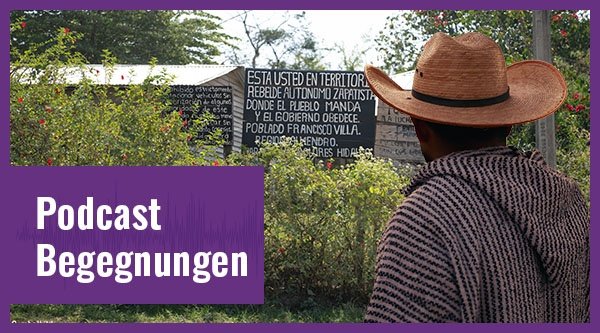 Ein Mann mit Hut steht in Mexiko vor einem Grundstück
