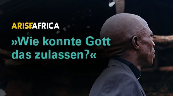 Arise Africa: „Wie konnte Gott das zulassen?“ | Ein afrikanischer Mann im Seitenprofil vor dunklem Hintergrund