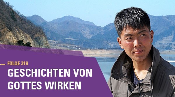 Ein junger Mann vor einem Fluss und einer Bergkette