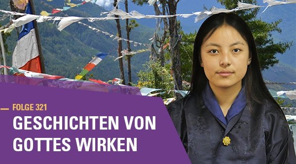 Folge 321 Geschichten von Gottes Wirken | Eine Frau asiatischen Aussehens vor einer grünen Berglandschaft mit vielen farbigen Wimpelketten.