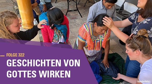 Folge 322 Geschichten von Gottes Wirken | Menschen knien gemeinsam am Boden und segnen einander