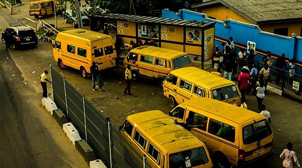 Nächtliche Szene an einem Busbahnhof in Nigeria