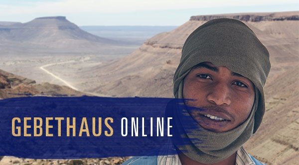 Ein junger Mann vor den Bergen Mauretaniens