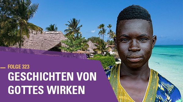 Ein junger dunkelhäutiger Mann in bunten Gewändern vor einer Strandanlage auf den Malediven