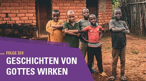 Fünf Jungen stehen vor einem Backsteinhaus in Sansibar.