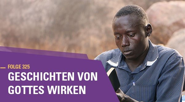 Ein dunkelhäutiger Mann liest in der Bibel.