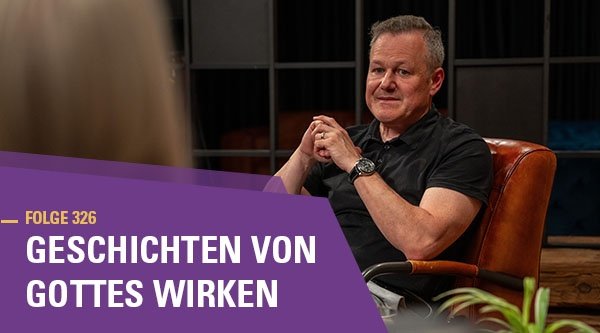 Arthur auf einem Sessel