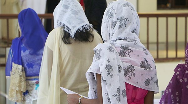 Singende Frauen in einem Gottesdienst