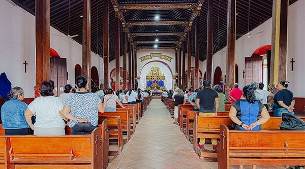 Zahlreiche Gläubige haben sich in einer Kirche zum Gottesdienst versammelt.