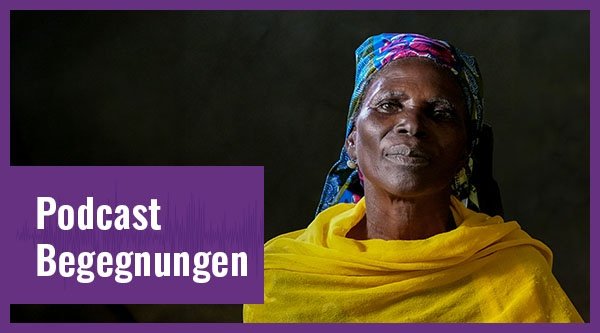 Eine Frau mit buntem Kopftuch
