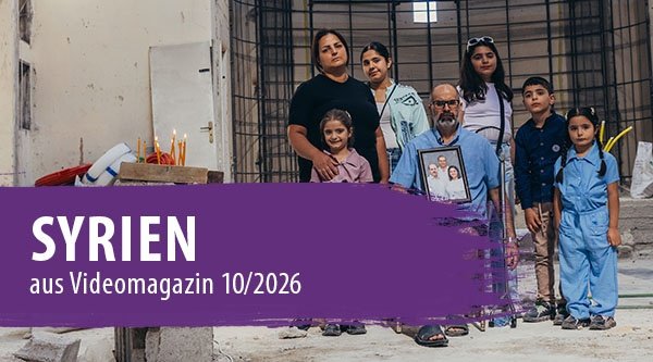 Aufschrift "SYRIEN aus Videomagazin 10/2026" auf lilafarbenem Banner. Im Hintergrund eine Familie in einer zerstörten Kirche.