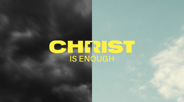 Zweiszeiliger Schriftzug "CHRIST IS ENOUGH" auf einem geteilten Hintergrund. Links schwarze dunkle Wolken. Rechts blauer Himmel mit leichter Bewölkung.