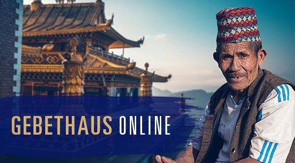 Ein Mann vor einem asiatischen Tempel