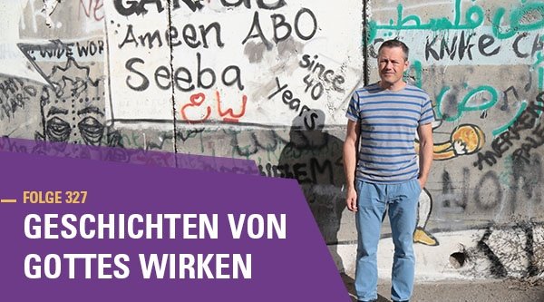 Arthur vor einer Grafitiwand
