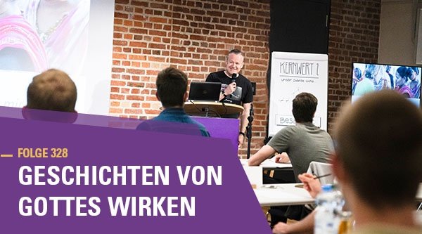 Personen hören einem Sprecher zu