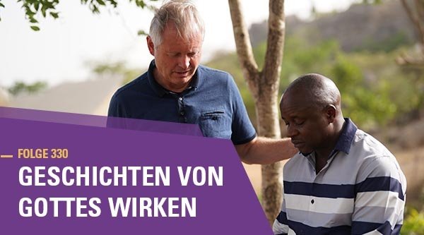 Ein Mann betet für einen Bruder im Glauben
