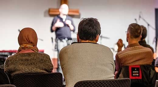 Menschen hören einem Redner zu