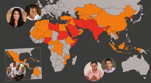 Die Karte des Weltverfolgungsindex 2024 mit verschiedenen Gesichtern und rot-orangener Ländereinfärbung