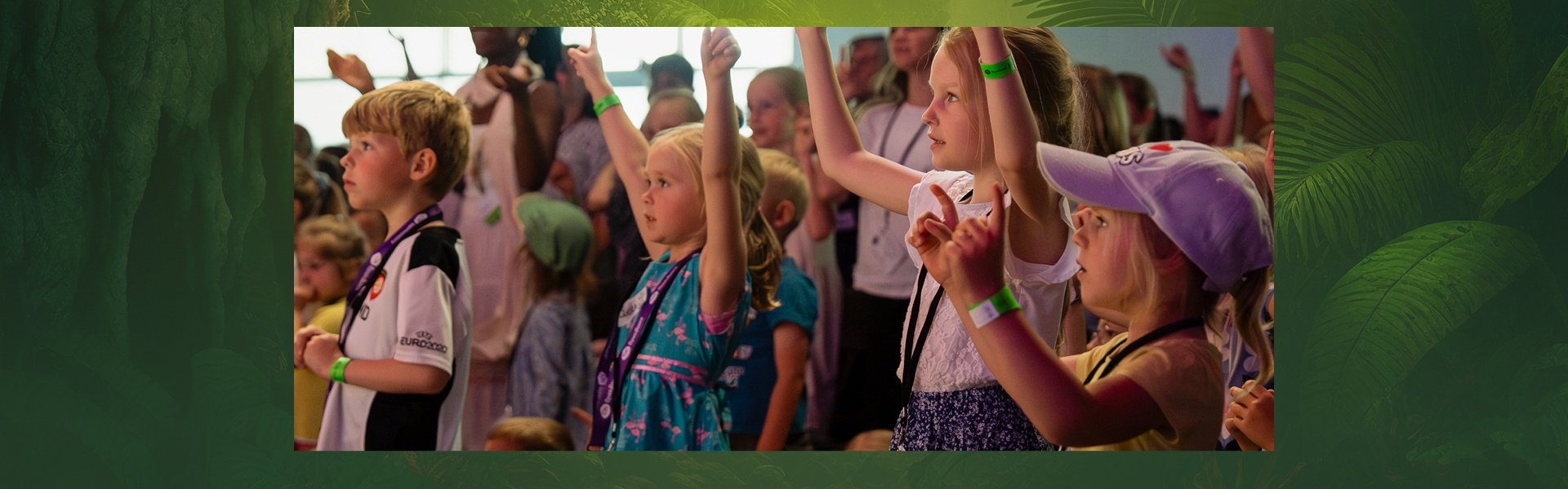 Kinder singen und tanzen gemeinsam beim Open Doors Kindertag