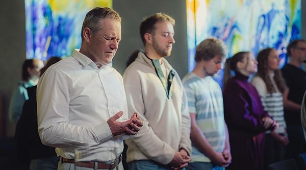 Menschen beten gemeinsam im Open Doors Gebetshaus für verfolgte Christen