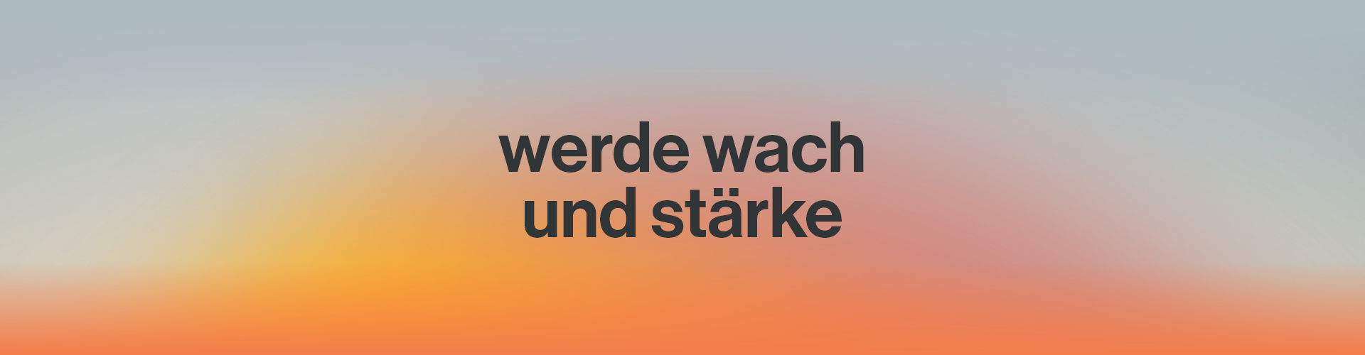 "werde wach und stärke" als Schriftzug auf einem Farbverlauf von graublau zu orangegelb