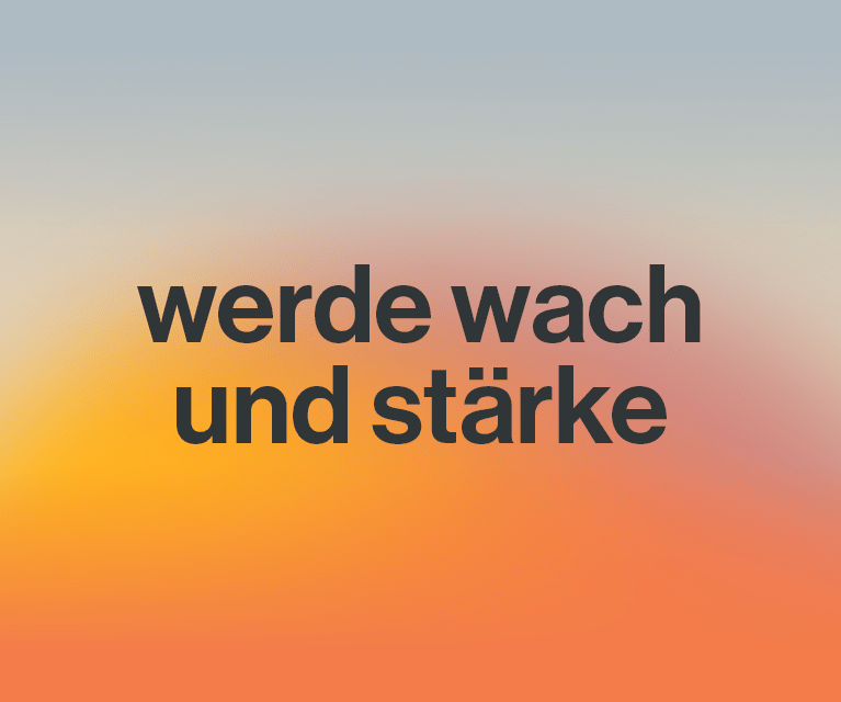"werde wach und stärke" als Schriftzug auf einem Farbverlauf von graublau zu orangegelb