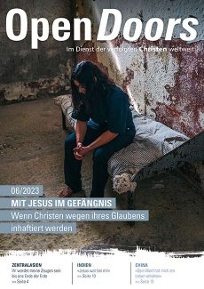 Eine Person sitzt in einem schäbigen Raum auf einem kleinen Bett