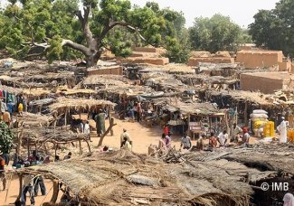 Eine Marktszene im Niger (Bild: © IMB.org)