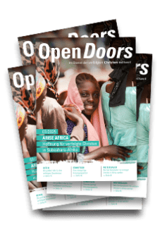 Produktabbildung mehrerer Open Doors Monatsmagazine auf einem Stapel.