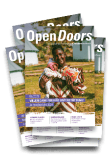 Produktabbildung mehrerer Open Doors Monatsmagazine auf einem Stapel.