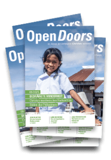 Produktabbildung mehrerer Open Doors Monatsmagazine auf einem Stapel.