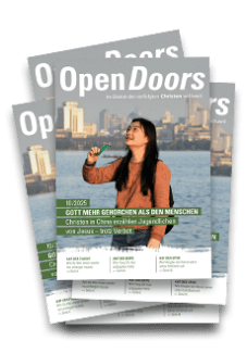 Produktabbildung des Open Doors Monatsmagazins und des Gebetskalenders für den aktuellen Monat. Rechts daneben wird ein Tablet mit den aktuellen digitalen Meldungen abgebildet.