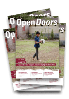 Produktabbildung des Open Doors Monatsmagazins und des Gebetskalenders für den aktuellen Monat. Rechts daneben wird ein Tablet mit den aktuellen digitalen Meldungen abgebildet.