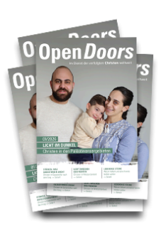 Produktabbildung des Open Doors Monatsmagazins in größerer Menge auf einem Stapel