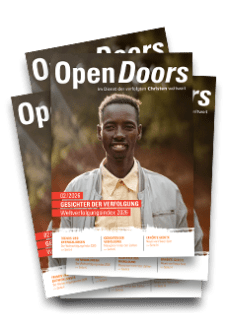 Produktabbildung des Open Doors Monatsmagazins in größerer Menge auf einem Stapel