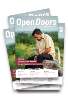 Produktabbildung des Open Doors Monatsmagazins in größerer Menge auf einem Stapel