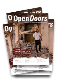 Produktabbildung des Open Doors Monatsmagazins in größerer Menge auf einem Stapel