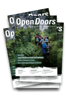 Produktabbildung des Open Doors Monatsmagazins in größerer Menge auf einem Stapel