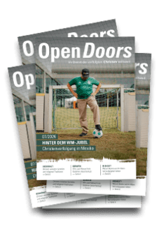 Produktabbildung des Open Doors Monatsmagazins in größerer Menge auf einem Stapel