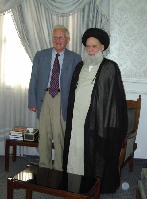 Bruder Andrew besucht Ayatollah Fadlallah, einen Führer der Hisbollah. Bruder Andrew übergab ihm eine Bibel und bot ihm sich selbst als Geisel im Austausch für gefangene Christen an.