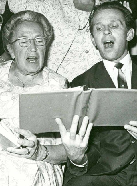 Bruder Andrew mit Corrie ten Boom, mit der er gut befreundet war (1969).