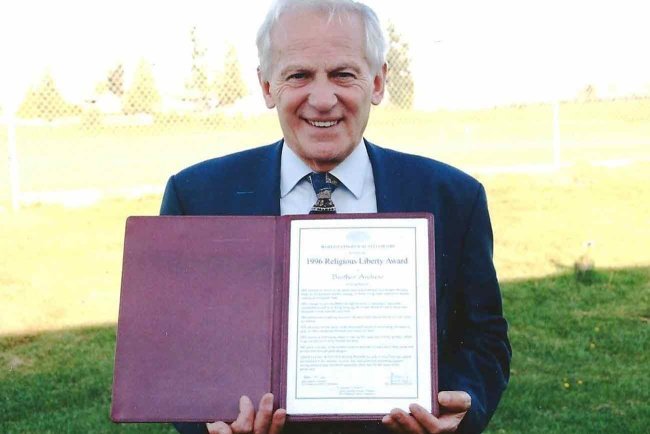 Bruder Andrew erhielt verschiedene Auszeichnungen und Ehrungen (hier mit dem Religious Liberty Award) und wurde 1993 von der niederländischen Königin Beatrix zum Ritter geschlagen.