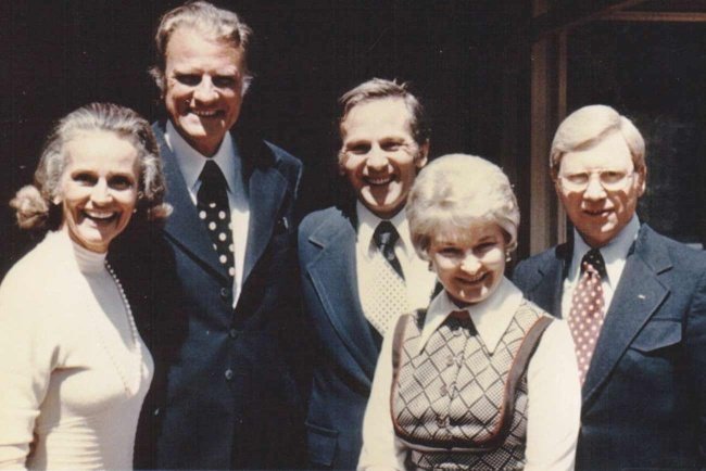 Bruder Andrew (Mitte) mit Ruth und Billy Graham (links).