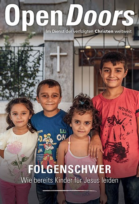 Mehrere Kinder stehen vor einer Gemeinde