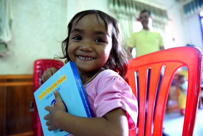 Verteilung von Kinderbibeln in Vietnam