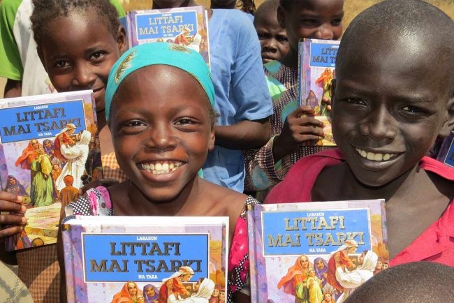 Kinderbibeln für geflüchtete Kinder in Yola, Nigeria