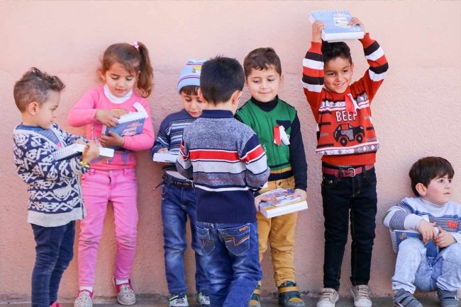 Verteilung von Kinderbibeln an Kinder im Irak&nbsp;