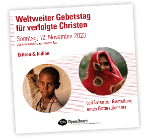 Bestellflyer zum Weltweiten Gebetstag für verfolgte Christen mit rotem Text und den Fotos einer verschleierten indischen Frau und einem Jungen aus Eritrea
