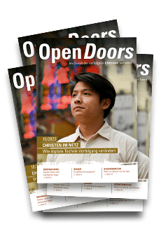 Cover des Monatsmagazins zeigt einen asiatischen Mann der nach oben blickt