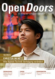 Cover des Monatsmagazins zeigt einen asiatischen Mann der nach oben blickt